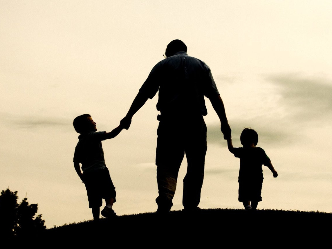 Более 70 зауральских отцов получают пособие по уходу за ребенком.